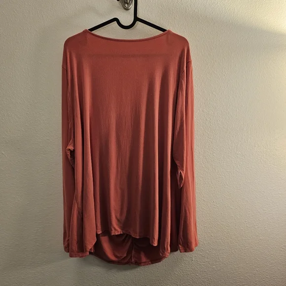 3X Ava and Viv Long Sleeve Top with Ruching Detail - Picture 2 of 4